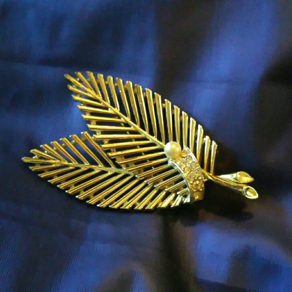 Gold double leaf rhinestones and pearl brooch