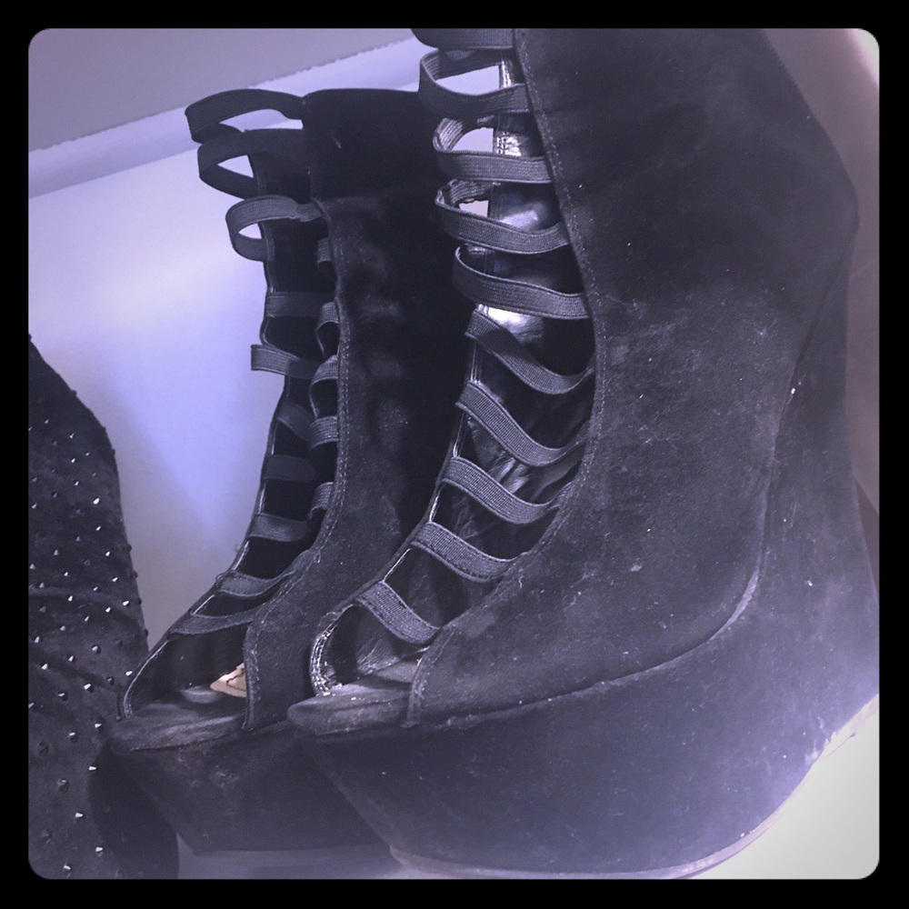 🖤Black Suede peep toe wedges🖤