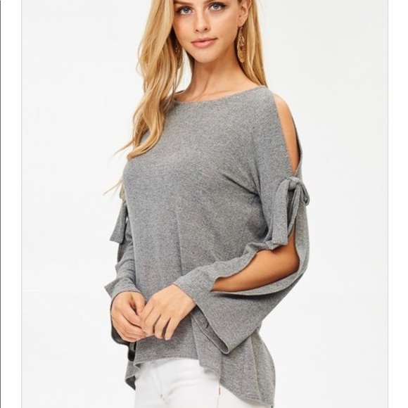 🛍SALE🛍. Bell Sleeve Cold Shoulder Top - Picture 3 of 4