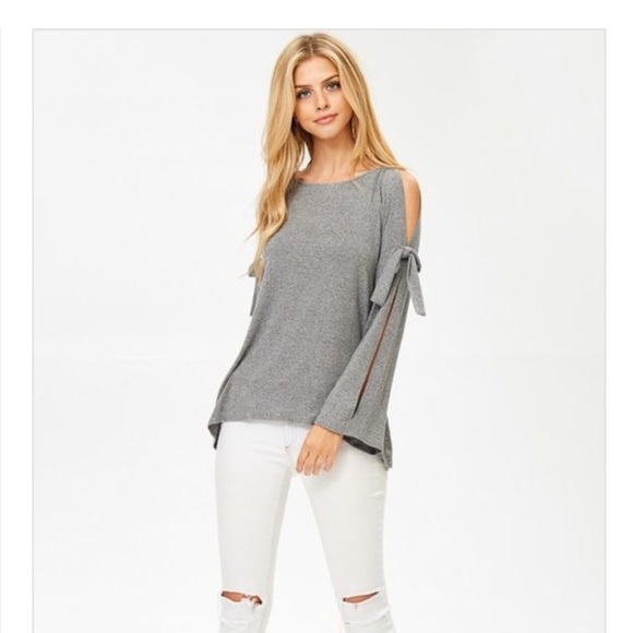 🛍SALE🛍. Bell Sleeve Cold Shoulder Top - Picture 2 of 4