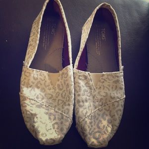 Leopard print TOMS in great condition