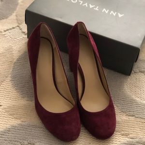 Burgundy suede Pumps.