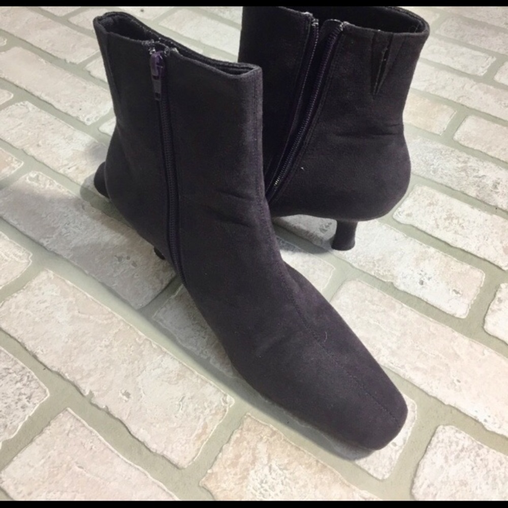 Life stride ankle boots 8.5 Plum color Brand new