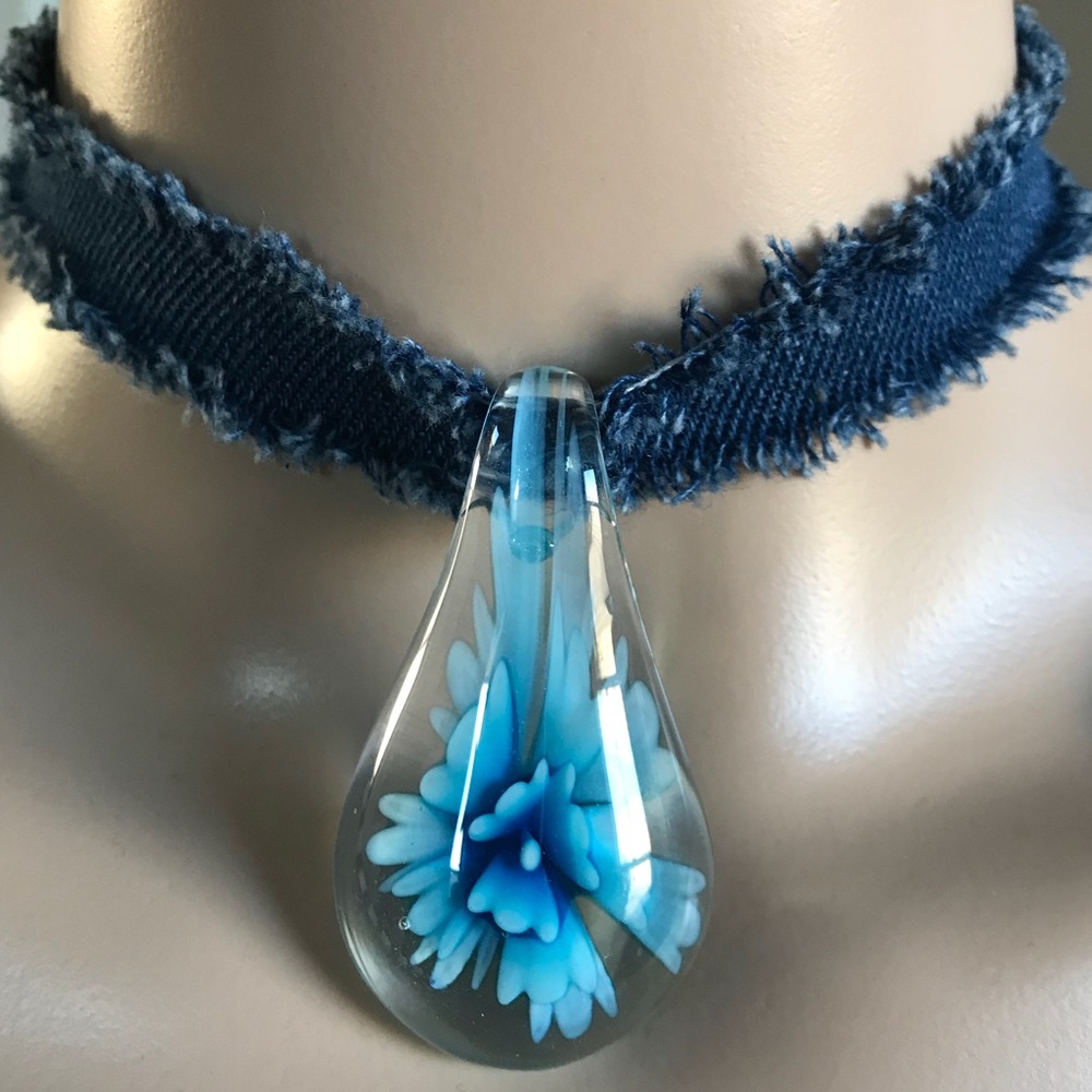 VINTAGE CRYSTAL FLORAL LARGE PENDANT DENIM CHOKER