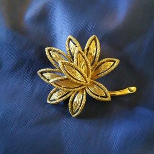 Gold filigree leaf pin