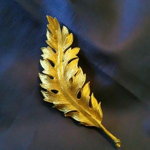 Coro Brushed gold leaf pin brooch