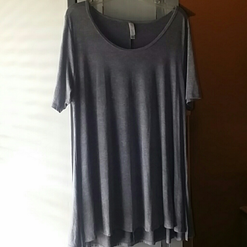 Lula Roe Perfect Tee L