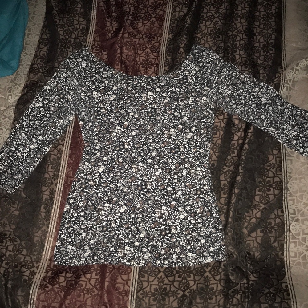 Tee shirt halved sleeved