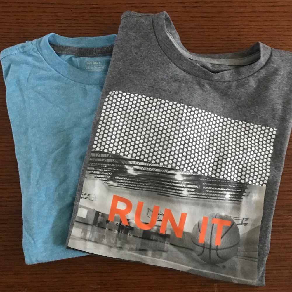 Two old navy tee’s size L