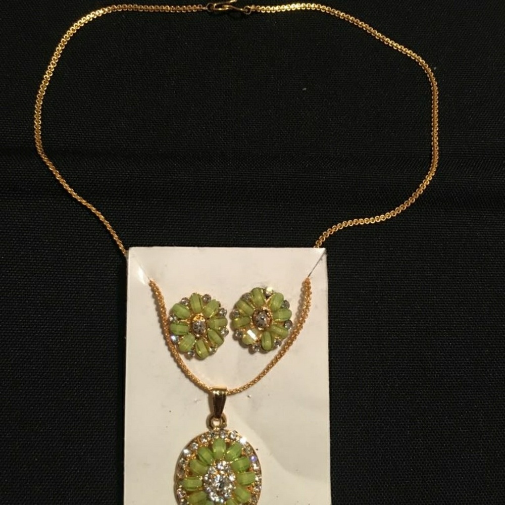 NWOT Necklace set