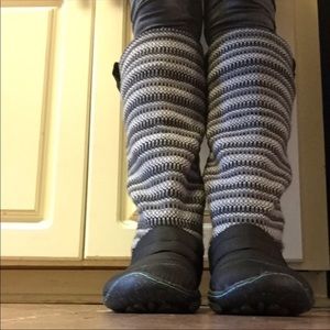 JBU 8.5 women's fur lined boots.