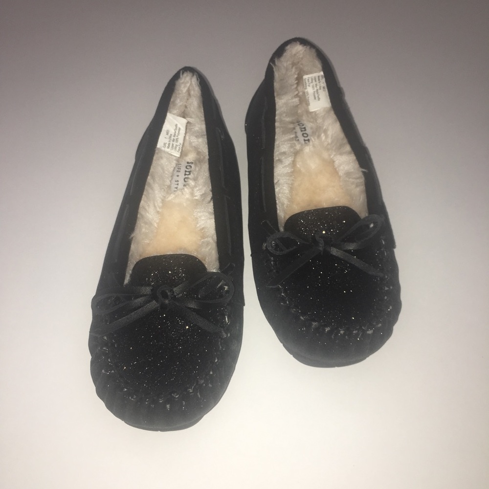 Comfy size 13 faux fur lined moccasin slippers!