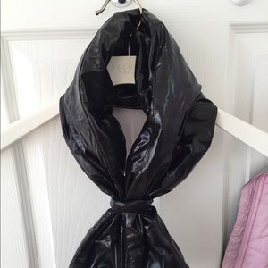 Padded scarf with down glossy black