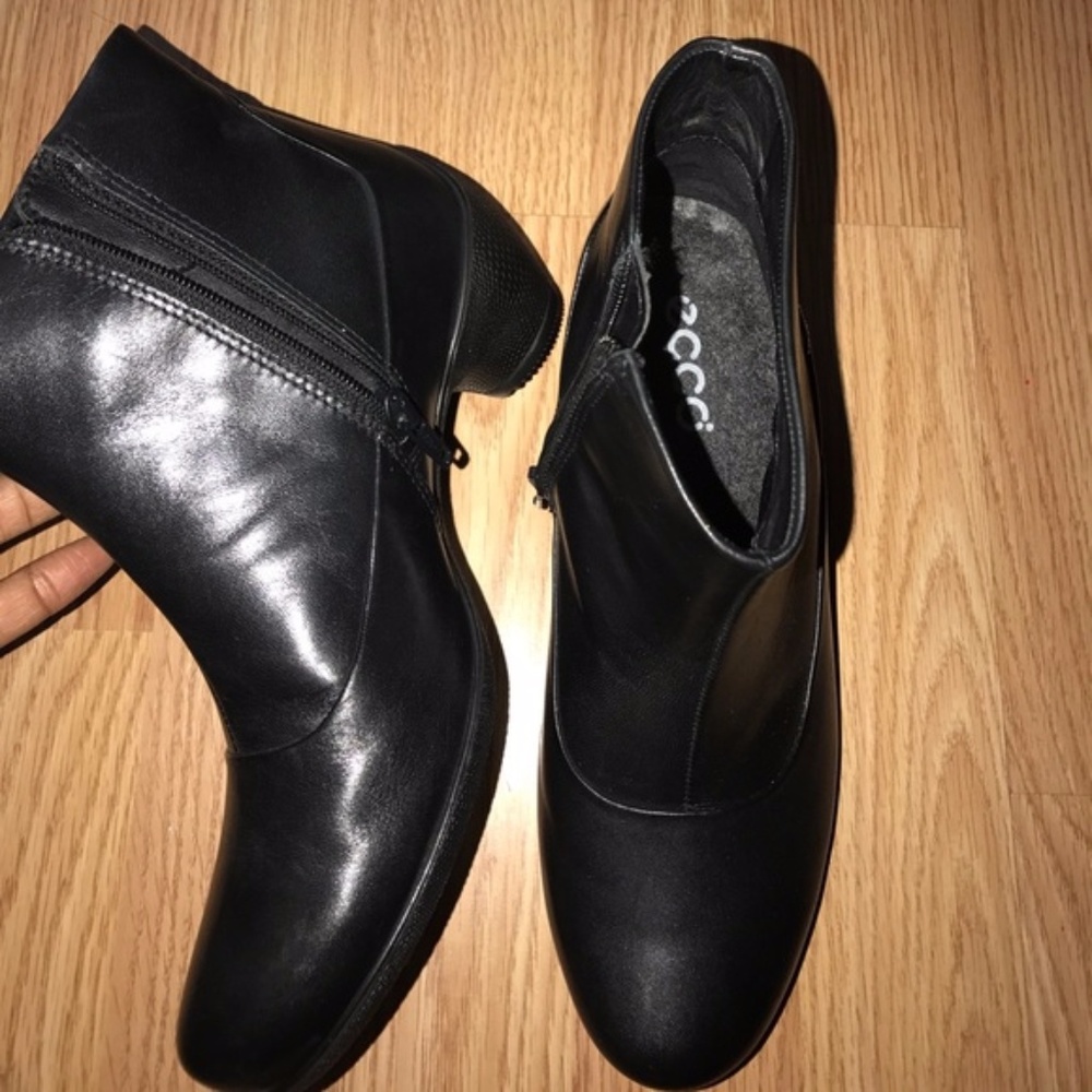 Brand new Ecco booties, sz 6