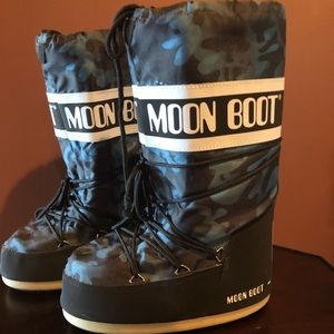 Moon Boots Blue/Black Worn Once! 💙Size 7-8.5