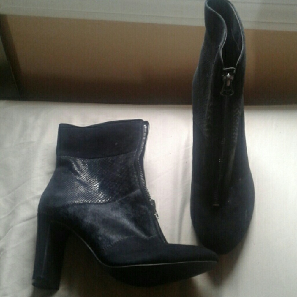 Anne Klein Suede boots