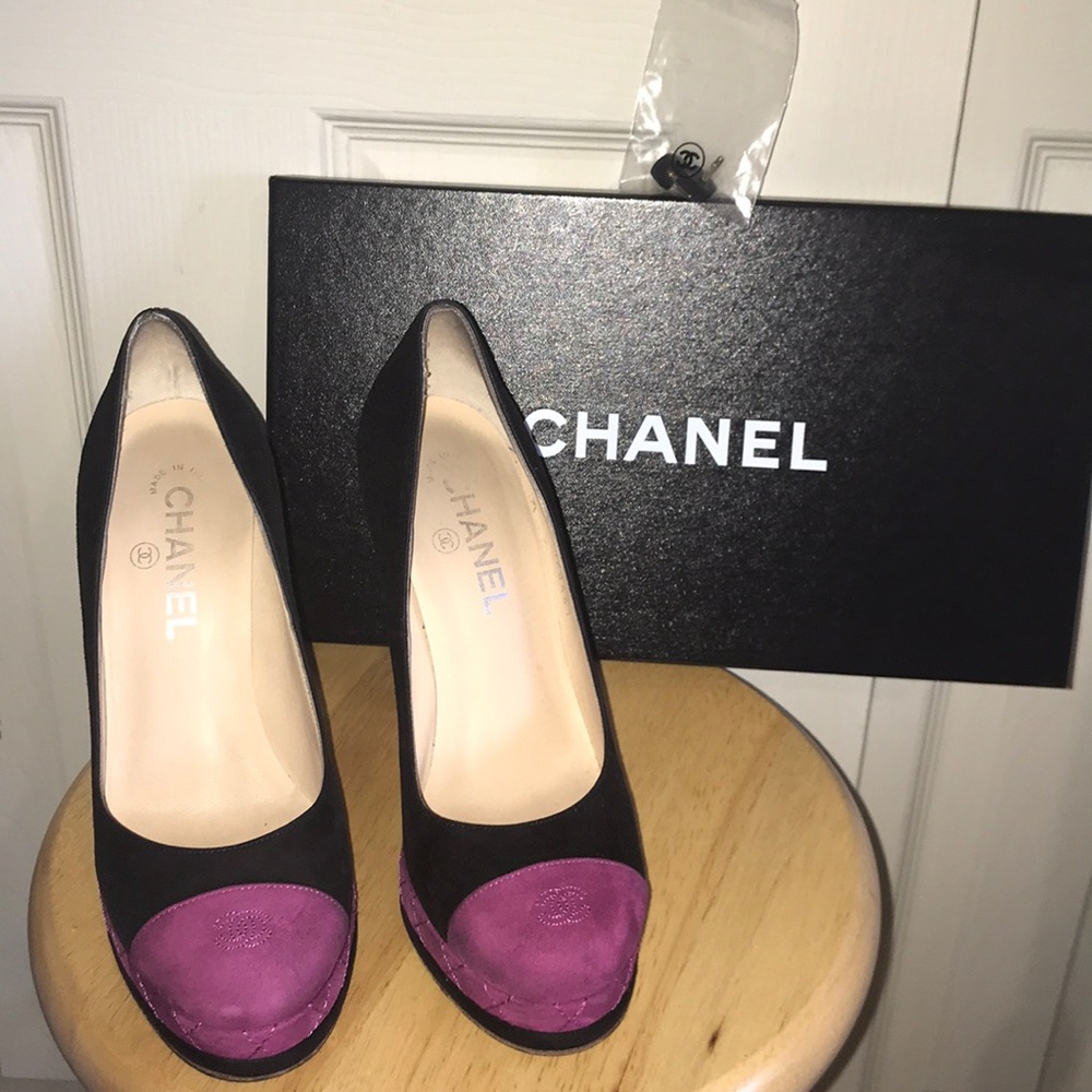 Beautiful Chanel Magenta &Black Suede Captoe Pumps
