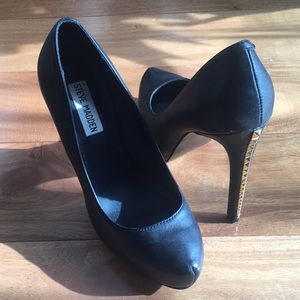 Steve Madden size 7 black heels with gold studs
