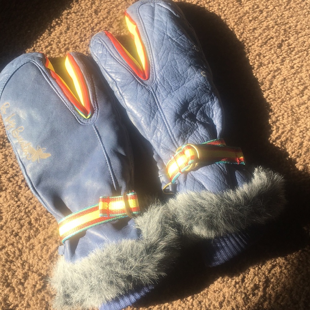 B by Burton lobster gloves