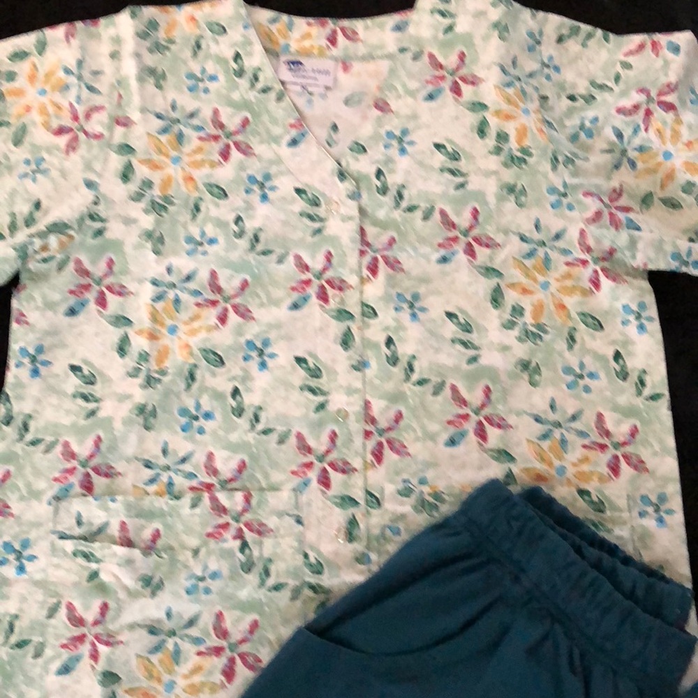 Women’s Medium Scrub Top