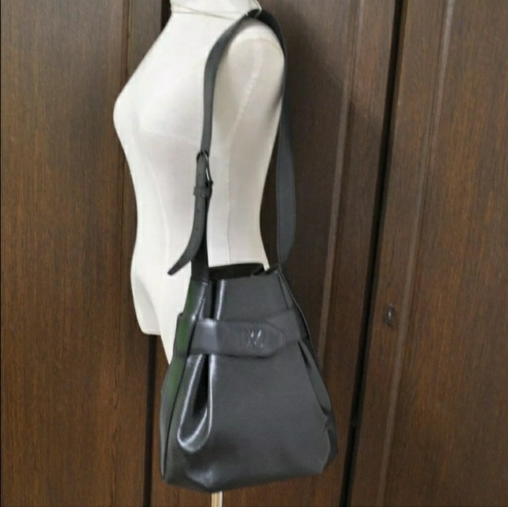 Authentic Black Epi Louis Vuitton Sac D'epaule
