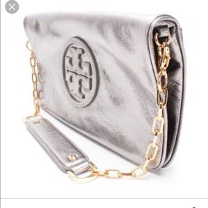 🚨ONE DAY SALE🚨 Silver Tory Burch Amanda clutch