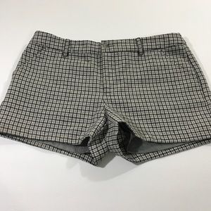 Womans Gap lined houndstooth pattern shorts.