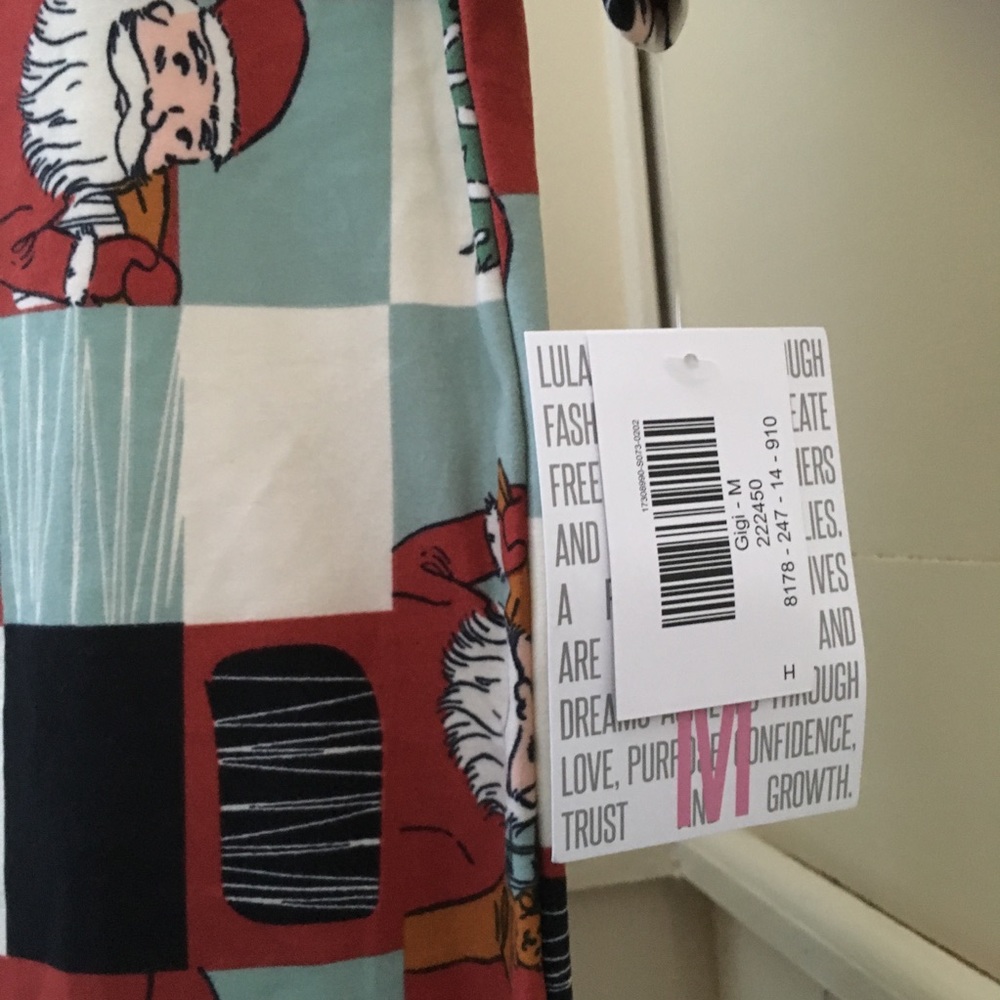 🎄In🎅Lularoe Holiday Gigi Tops M Santa NWT - Picture 3 of 4