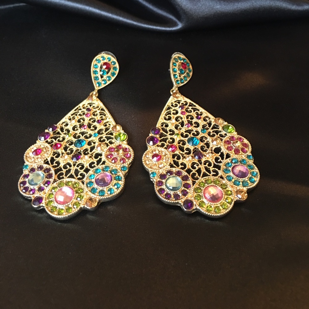 Chinky gold earrings with colored stones