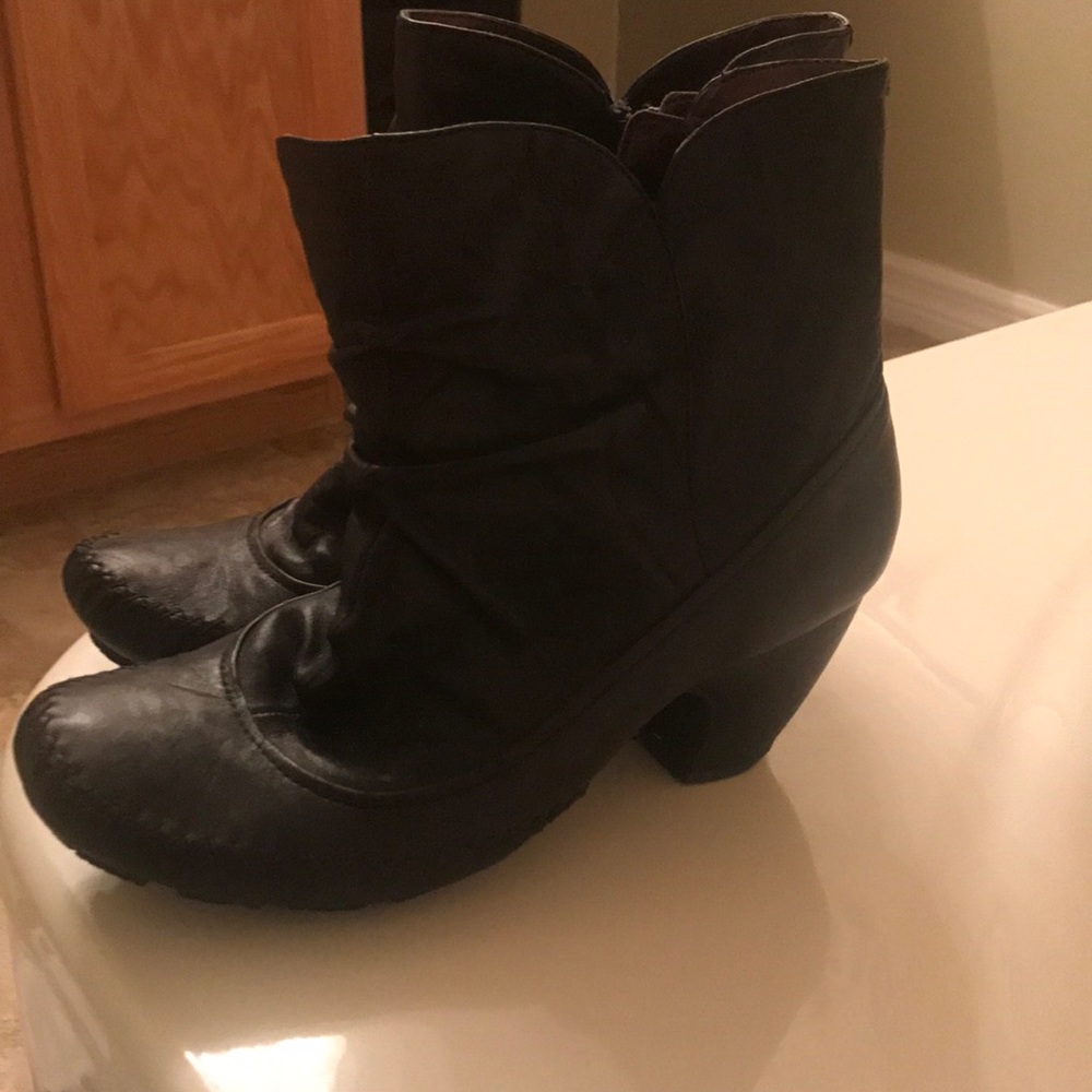 Clark low-cut black boots