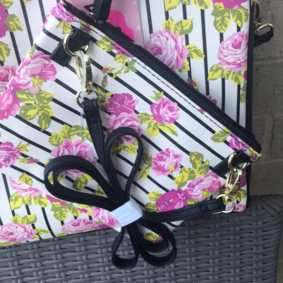 ❌sold❌Betsey Johnson travel bag and Crossbody - Picture 2 of 4