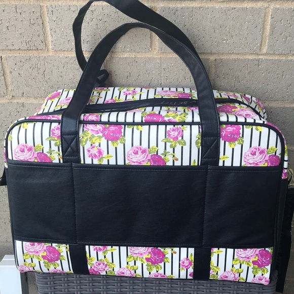❌sold❌Betsey Johnson travel bag and Crossbody - Picture 4 of 4