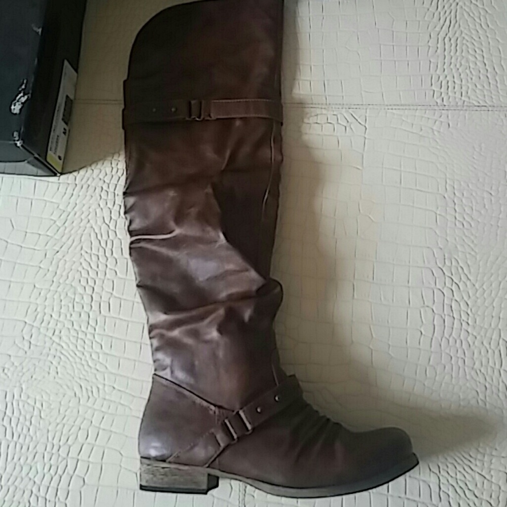Boots - Picture 2 of 5