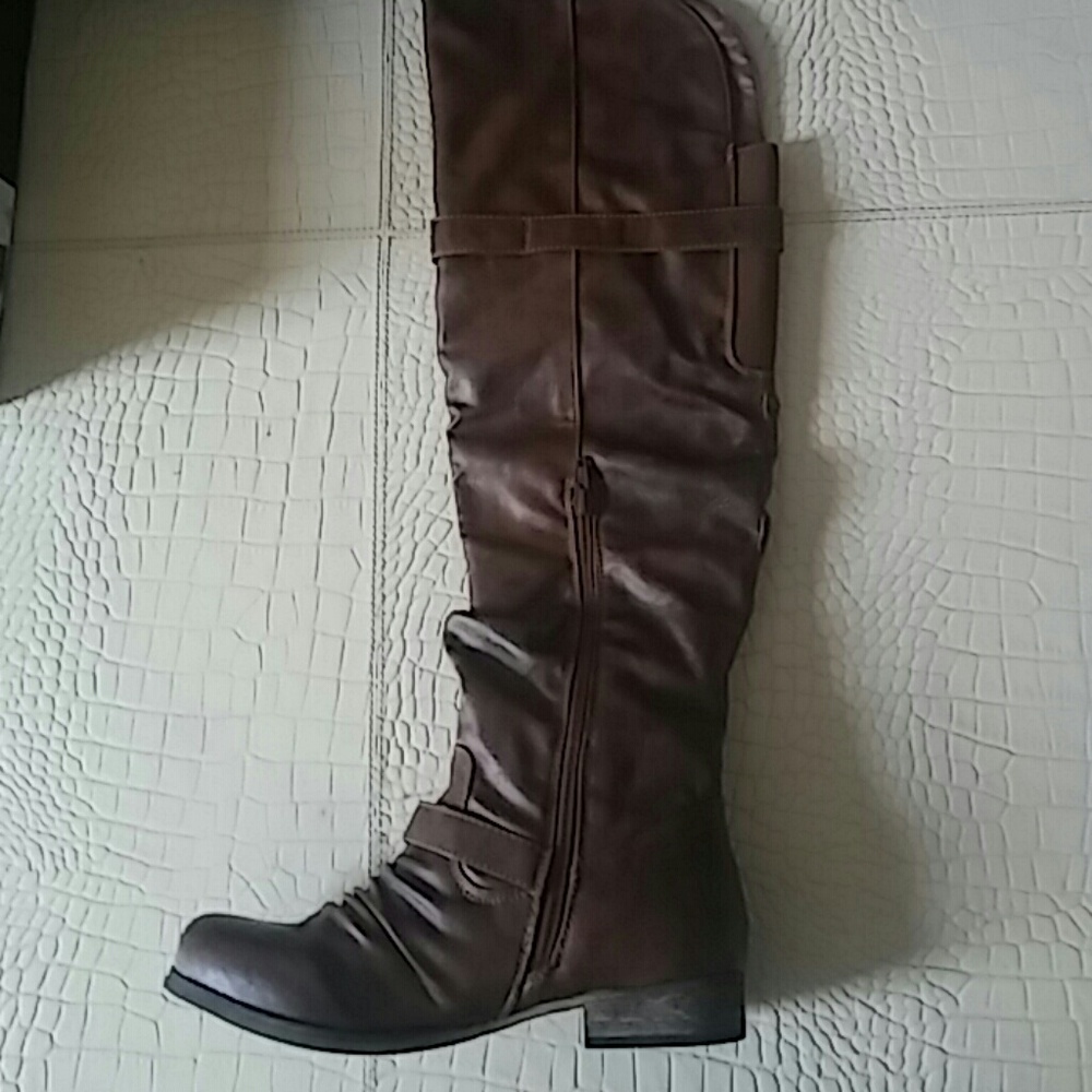 Boots - Picture 3 of 5