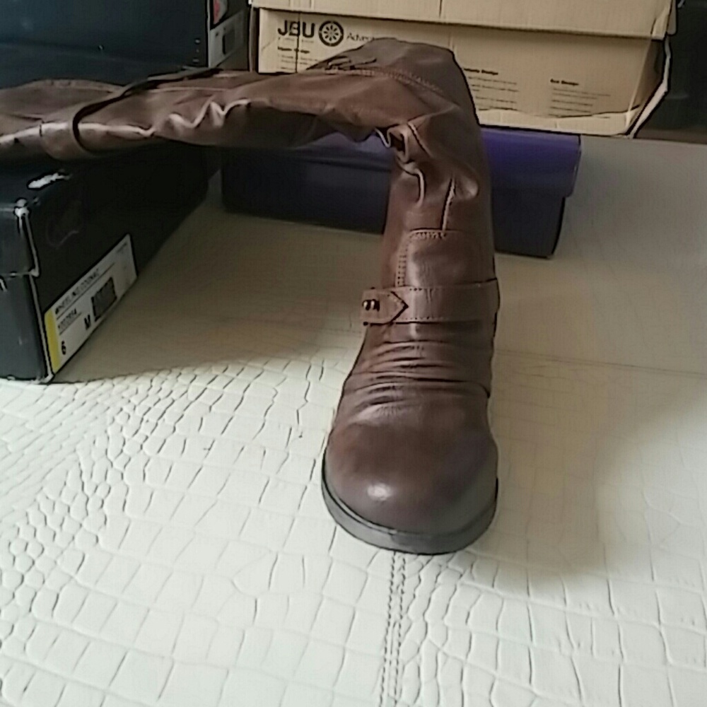 Boots - Picture 4 of 5