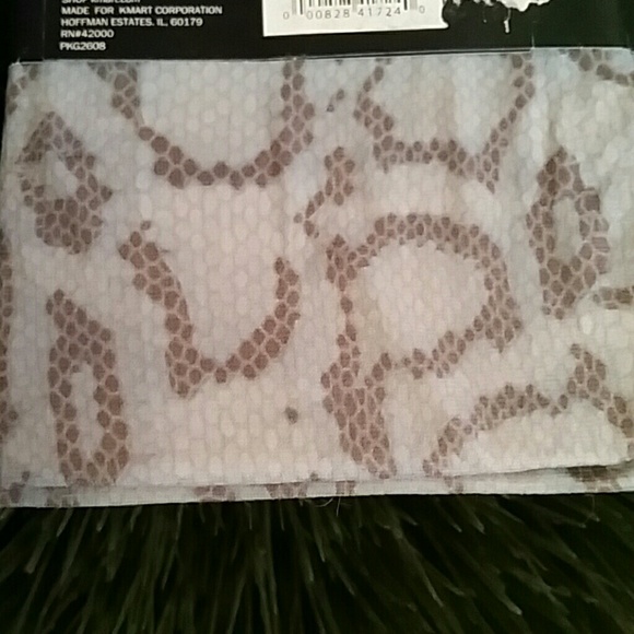 ❤FREE WITH PURCHASEGrey Snakeskin Patterned Tights - Picture 8 of 8