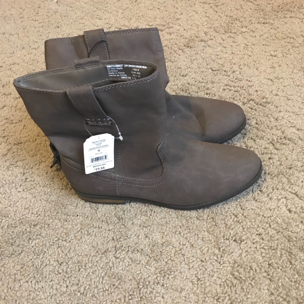 Western style Pull on Boots...BNWT