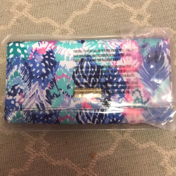 Lilly Pulitzer Accessories - Brand New Lilly Pulitzer Travel Wallet