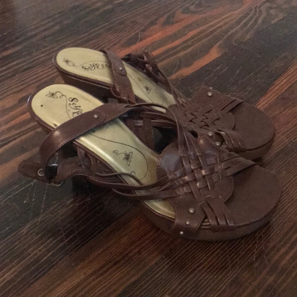 Heeled brown sandal