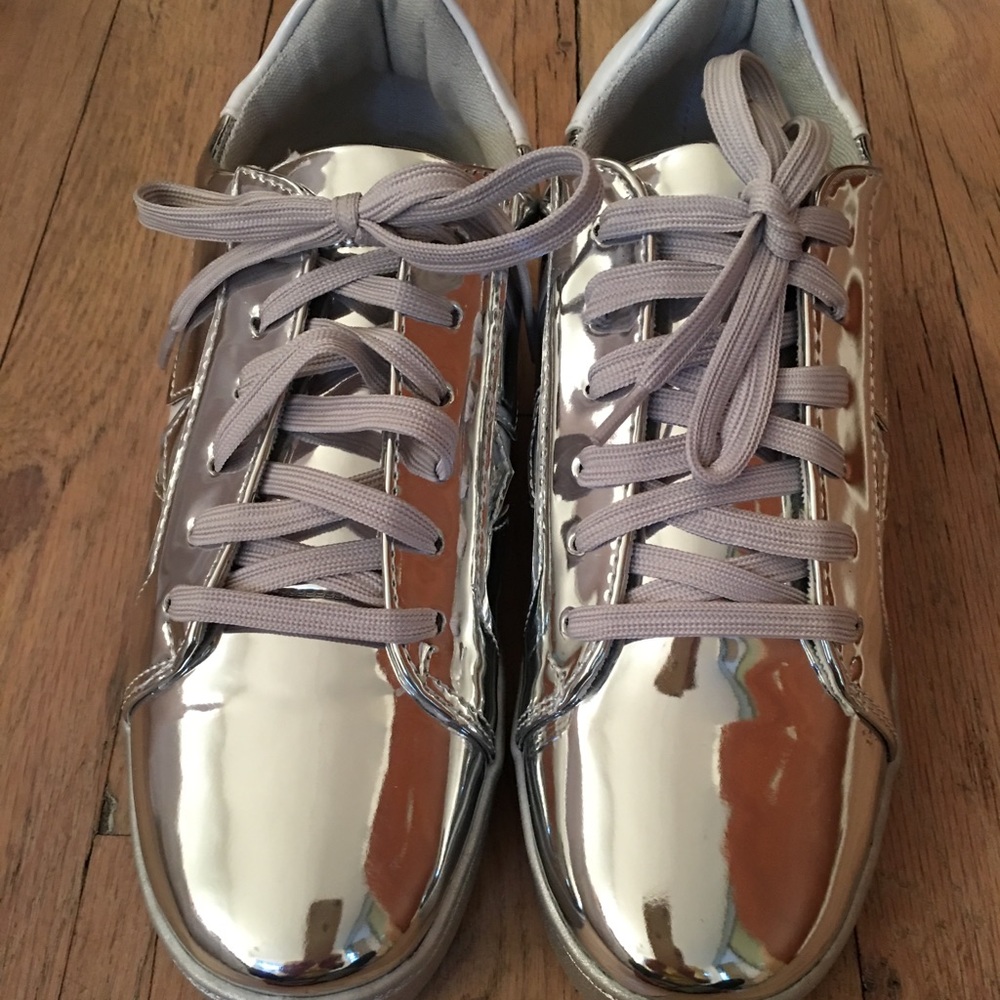 Silver metallic sneakers with stars