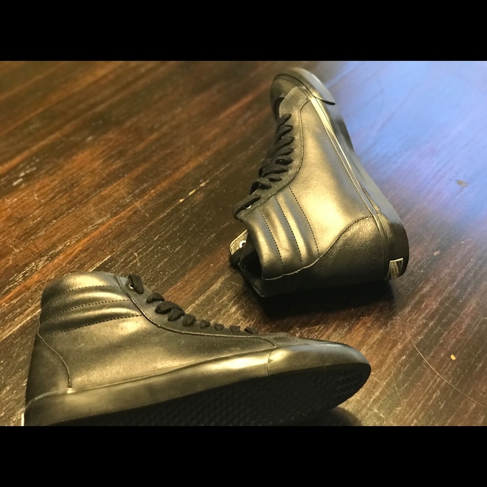 Black Athletic High top Shoes Size 40