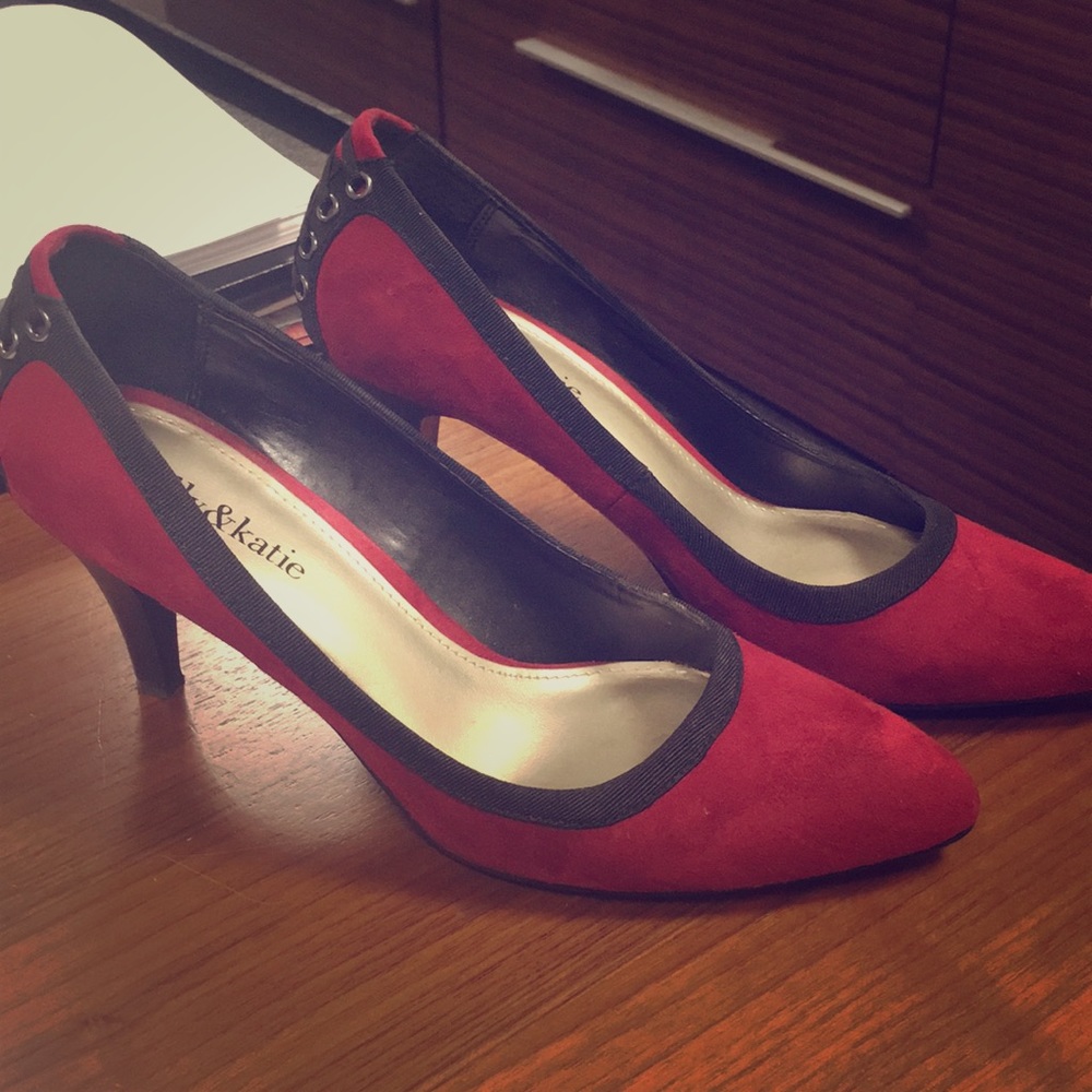 Precious red suede pumps with criss-cross back❤️