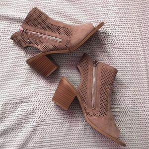 🙌🏽 Taupe suede booties 🙌🏽