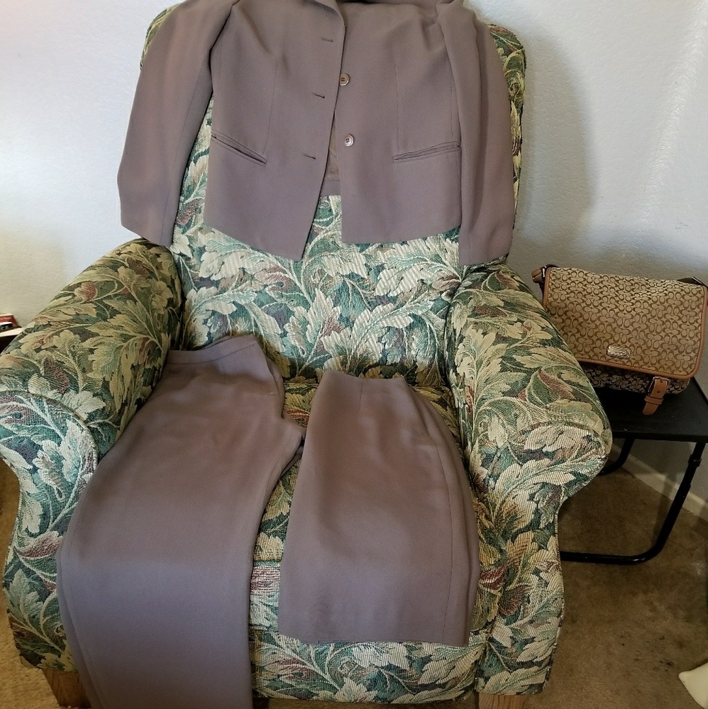 Casual Corner Women's 3 piece Suit size 4