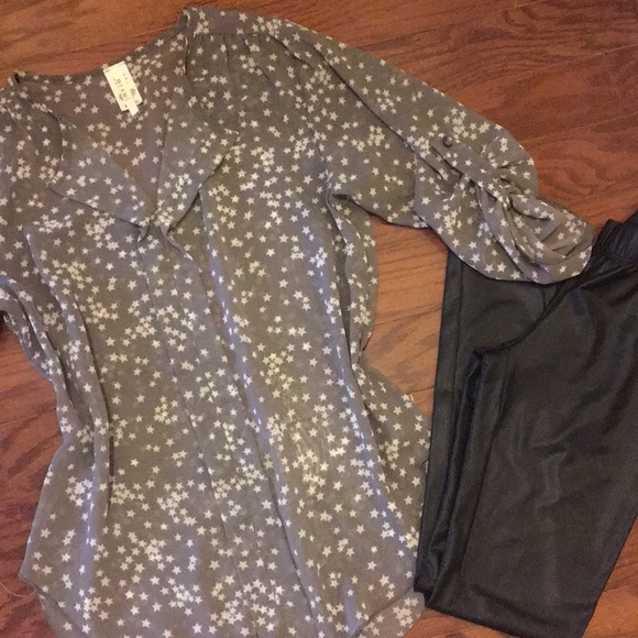 Francesca's Starry Print Blouse - Picture 2 of 7