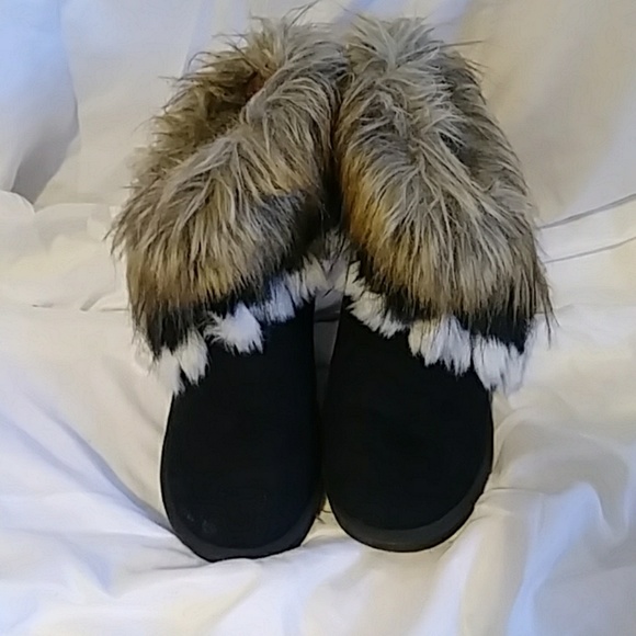 Shoes - Faux fur and suede snow boots size 5