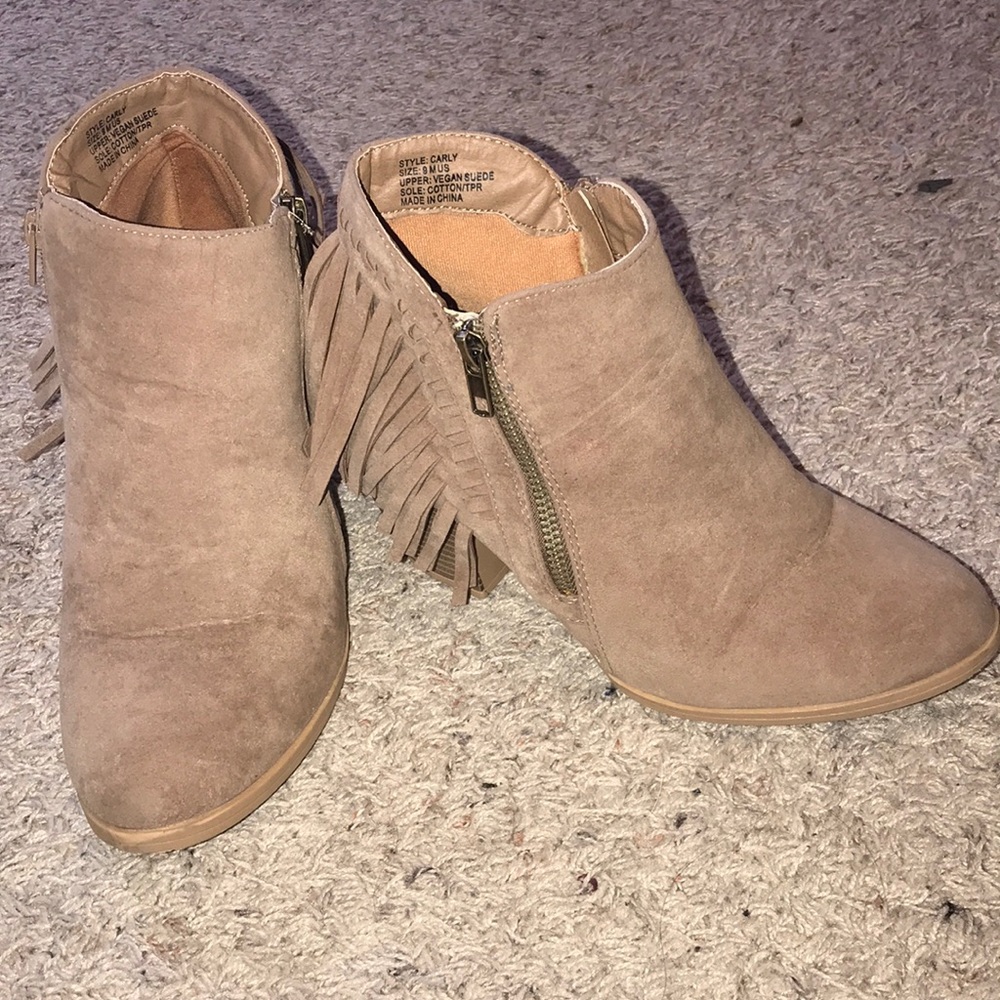 Close-toed sued fringed Booties