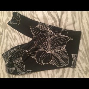 Gorgeous Black/White Floral OS LulaRoe Leggings