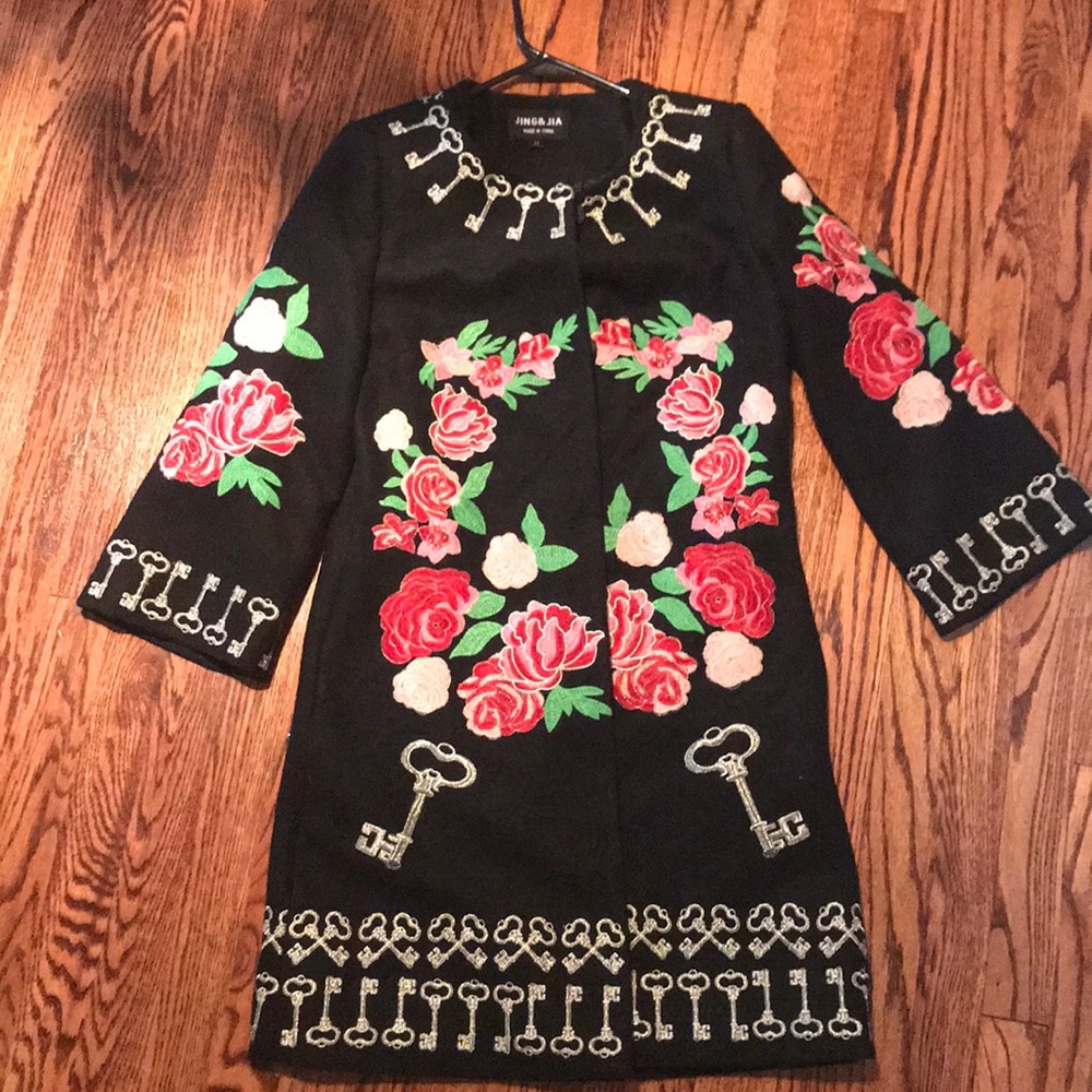 Beautiful embroidery coat trench