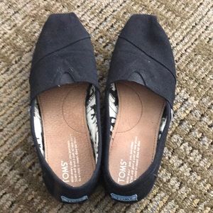 Black womens TOMS, size 8, worn twice!!